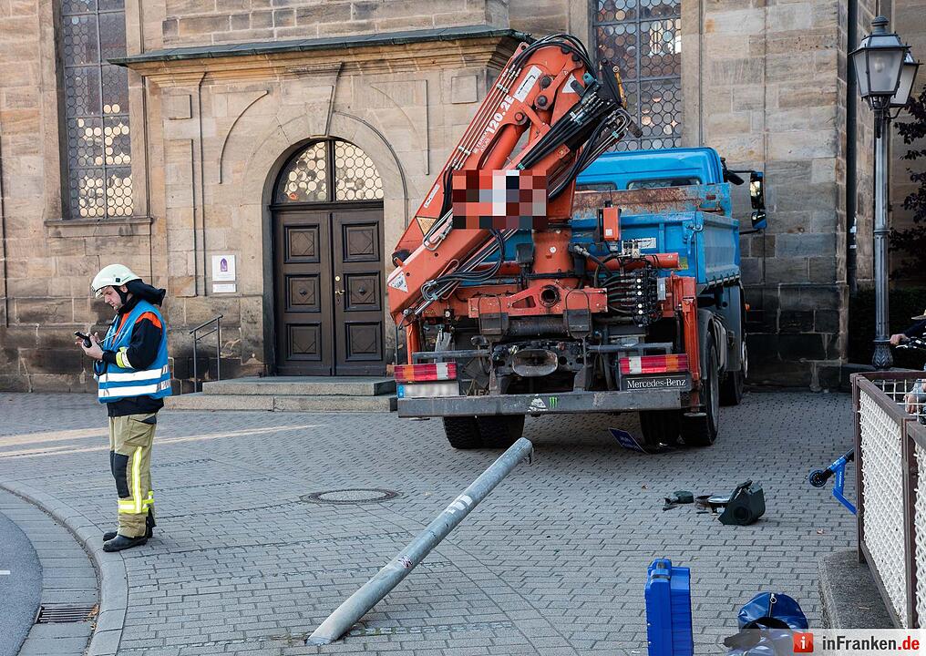 Unfall in Michelau: Lkw prallt gegen Kirchenmauer