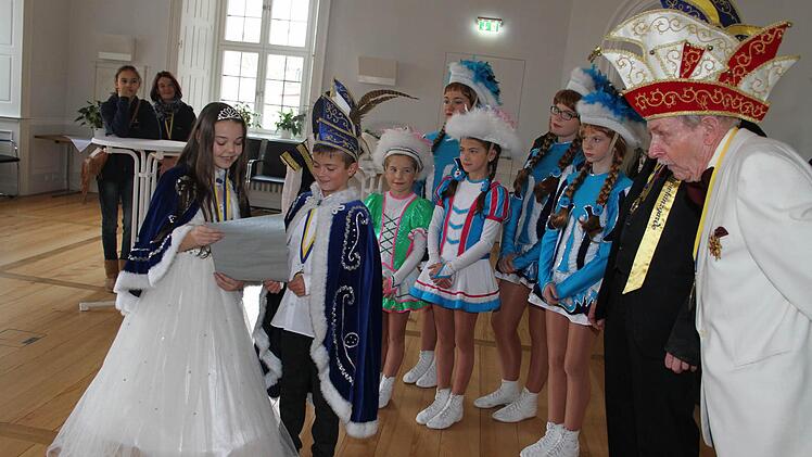 Natürlich forderte das Kinderprinzenpaar die Schlüsselherausgabe von Oberbürgermeister Henry Schramm.