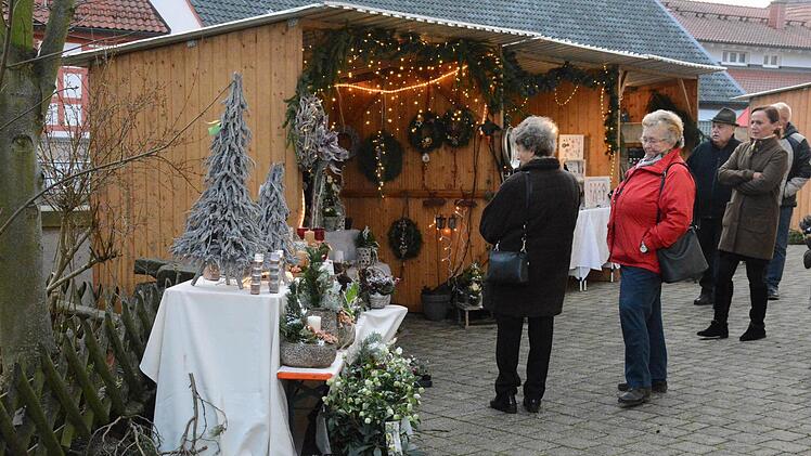 An zahlreichen Ständen konnten die Besucher des Weihnachtsmarktes auswählen. Foto: Schmidt