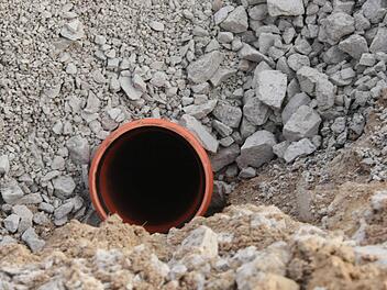 Ein Abwasserrohr muss genügen. Wie seit 2005 geplant, wird die Kanalisation in Buckenreuth im Mischsystem erstellt. Foto: Josef Hofbauer/Archiv