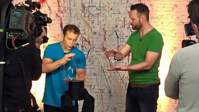 Erster Probentag in Köln: Fabian Hambüchen (links) bekommt von Markus Götz alias Zyculus gezeigt, wie man eine Seifenblase formt. Foto: Zyculus/Facebook