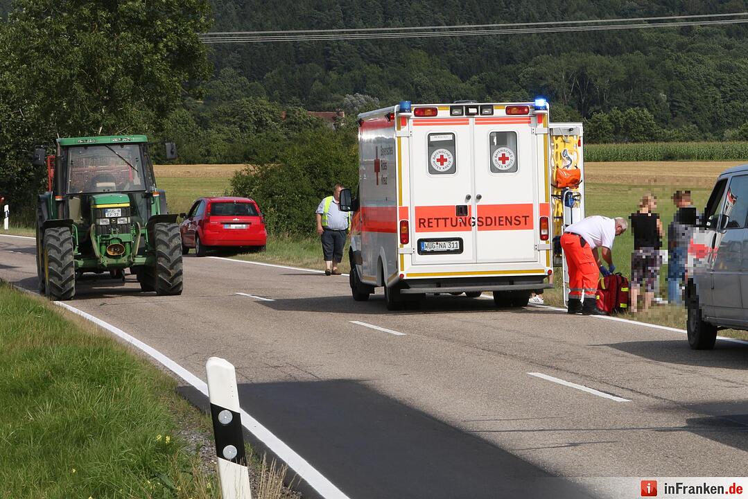 Motorradfahrer prallt bei Ettenstatt gegen Traktor
