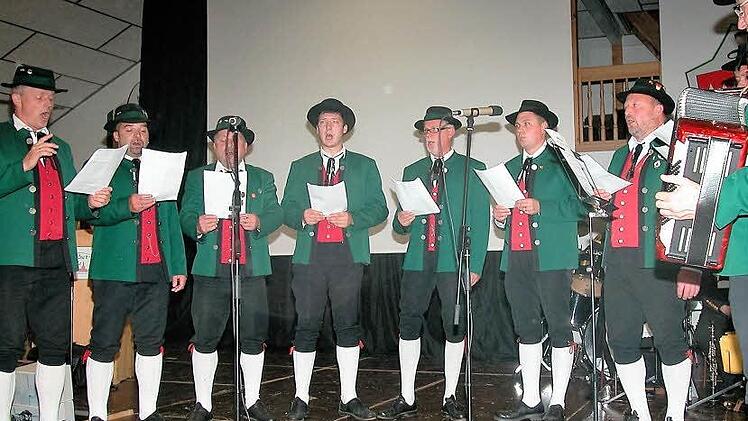 Ebenfalls verschönerte die Sängergruppe der Neukenrother Zecher den Knappenabend.  Foto: Gerd Fleischmann