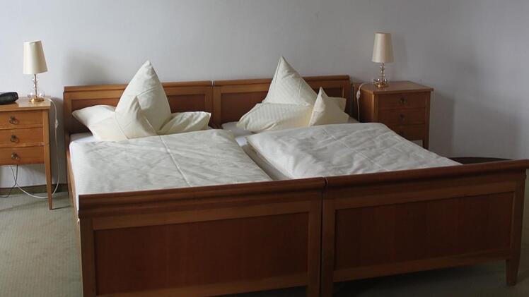 Das Ministerpräsidenten- und Kanzler-Bett in der Strauß-Suite - Horst Seehofer passte hinein, für Helmut Kohl war es einst jedoch zu kurz. Foto: Matthias Einwag