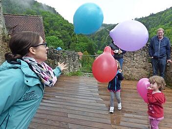 Die Ballons wollten bei dem schlechten Wetter nicht so recht steigen.  Fotos: Thomas Weichert