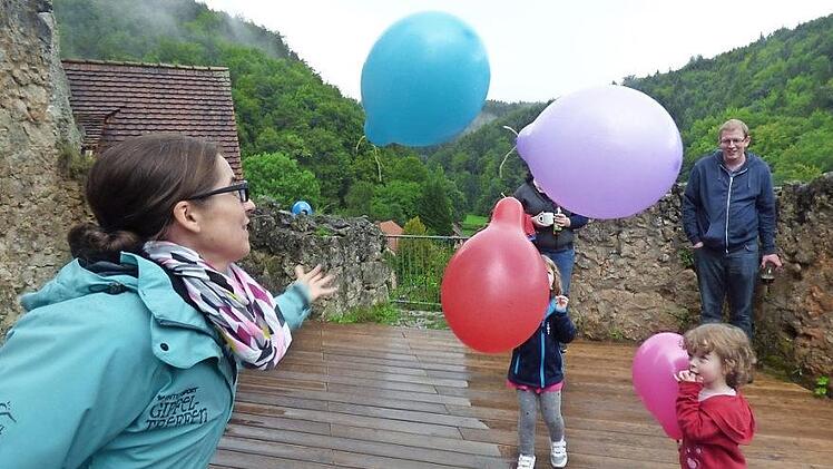 Die Ballons wollten bei dem schlechten Wetter nicht so recht steigen.  Fotos: Thomas Weichert