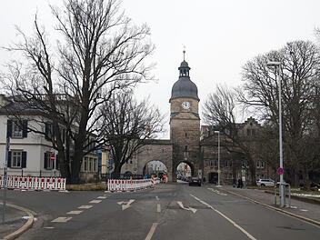 Der provisorische Gehsteig vor dem Hotel Villa Victoria deutet schon an, wie die Fahrbahn dort verschmälert wird. Foto: Simone Bastian
