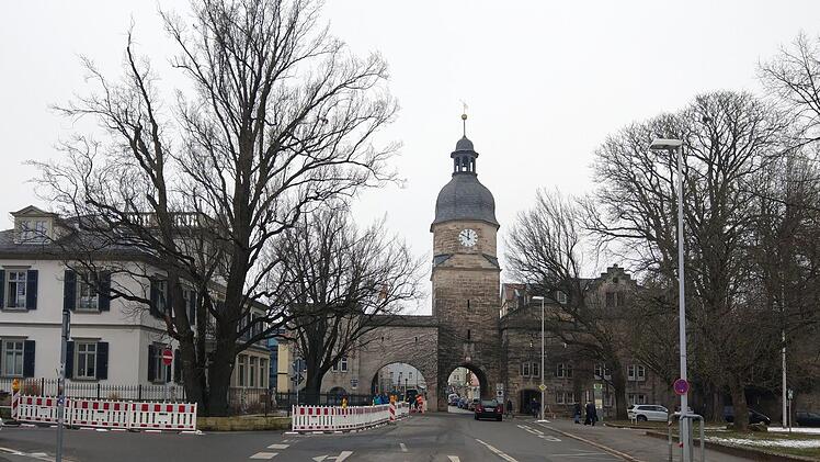 Der provisorische Gehsteig vor dem Hotel Villa Victoria deutet schon an, wie die Fahrbahn dort verschmälert wird. Foto: Simone Bastian
