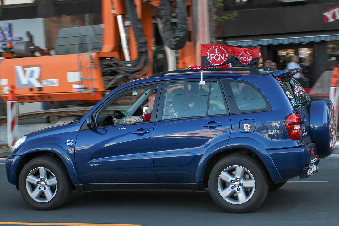 1. FCN steigt auf: Fans feiern in Nürnberg