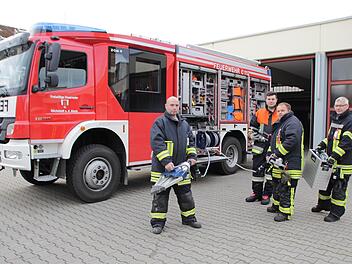 Dieses HLF 20 der Höchstadter Stützpunktwehr geht nach Zentbechhofen - die vier Aktiven Julian Staude, Fabian Effenberg, Jan-Peter Ring und Gerd Schüpferling (von links) bleiben in Höchstadt und dürfen sich auf ein neues Auto freuen. Foto: Andreas Dorsch