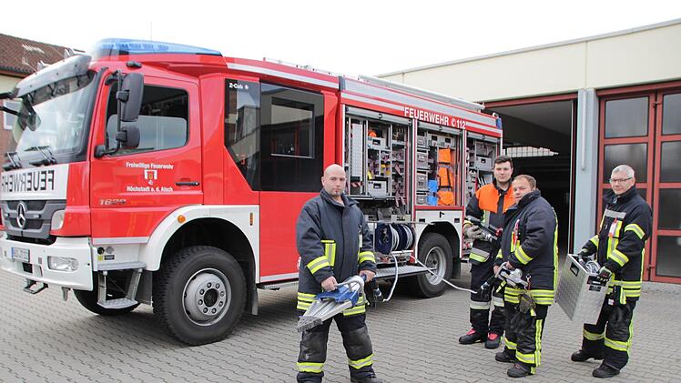 Dieses HLF 20 der Höchstadter Stützpunktwehr geht nach Zentbechhofen - die vier Aktiven Julian Staude, Fabian Effenberg, Jan-Peter Ring und Gerd Schüpferling (von links) bleiben in Höchstadt und dürfen sich auf ein neues Auto freuen. Foto: Andreas Dorsch