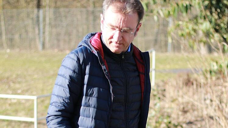 Manfred Klabouch schließt symbolisch den Zugang zur Tartanbahn am Dr.-Hans-Weiß-Sportpark. Benedikt Borst