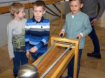 Rollt die Kugel hier wirklich aufwärts?Susane Deuerling