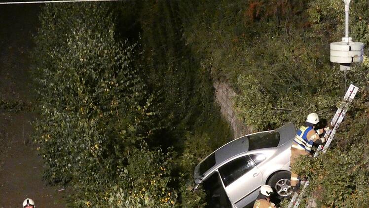 Autounfall in Unterfranken: Ein Auto kam am Freitagabend von der Stra&szlig;e ab und st&uuml;rzte einen Bahndamm hinab. Foto: NEWS5 / Licha
