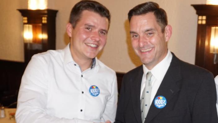 Zum Bürgermeisterkandidaten gekürt: Dirk Stumpe (rechts) erhält volle Unterstützung vom PWG-Vorsitzenden Jonathan Kirchner. Foto: Marion Eckert