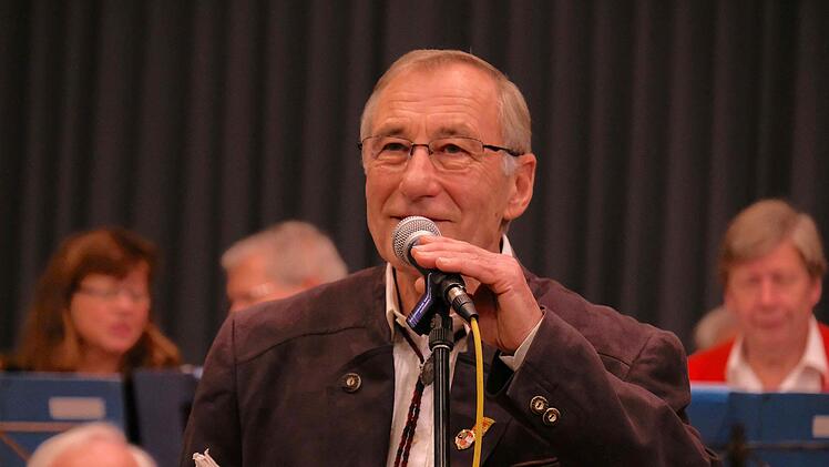 Dirigent Erhard Rada moderierte mit persönlichen Erinnerungen die Musiktitel an. Foto: Gerd Schaar