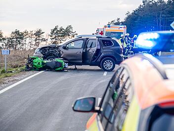 Motorrad übersehen - 51-Jähriger kracht frontal in Pkw Motorrad übersehen - 51-Jähriger kracht frontal in Pkw