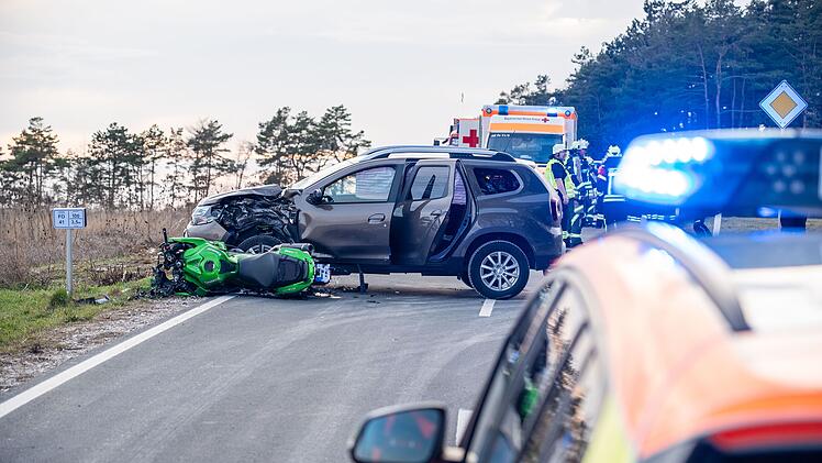 Motorrad übersehen - 51-Jähriger kracht frontal in Pkw