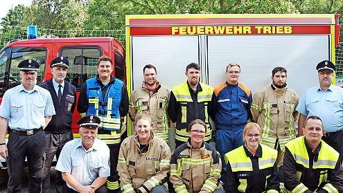 Kreisbrandmeister Alexander Klose, Kreisbrandinspektor Oliver Schardt (v. li.), Kreisbrandmeister Lutz Schneider (re.) sowie Ehrenkreisbrandmeister Thomas Hofmann (knieend li.) beglückwünschten die neun Feuerwehrleute zur erfolgreich absolvierten ...