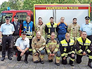 Kreisbrandmeister Alexander Klose, Kreisbrandinspektor Oliver Schardt (v. li.), Kreisbrandmeister Lutz Schneider (re.) sowie Ehrenkreisbrandmeister Thomas Hofmann (knieend li.) beglückwünschten die neun Feuerwehrleute zur erfolgreich absolvierten ...