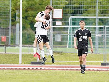 Luftspr&uuml;nge bei M&ouml;nchr&ouml;den II: Derbysieg und Klassenerhalt