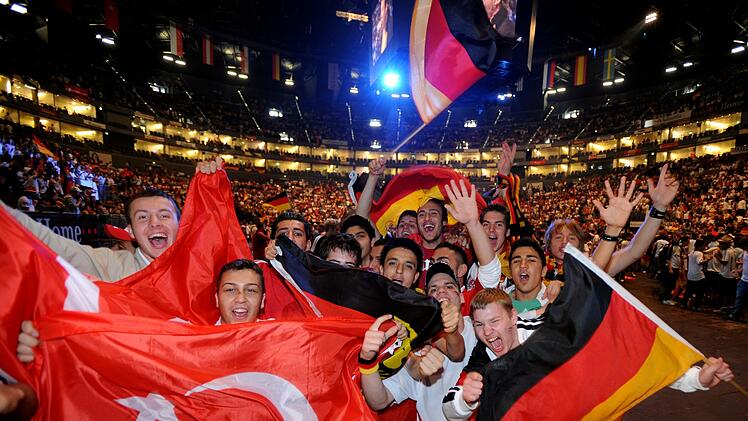 2008 in K&ouml;ln: Deutsche und t&uuml;rkische Fans feiern nach dem Aufeinandertreffen der Nationalmannschaften gemeinsam. Lang ist's her.