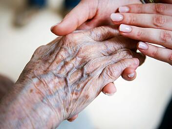 Pflege alter Menschen Verhinderungspflege