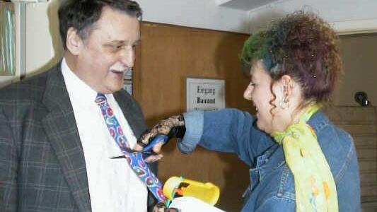 Vor zehn Jahren musste Landrat Eberhard Irlinger (damals noch mit Bart) schon die bunte Krawatte lassen.