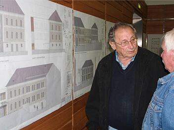 Bürger nutzten die Gelegenheit, sich über die Großprojekte in Iphofen und den Stadtteilen zu informieren und schauten sich unter anderem die Pläne für das neue Dienstleistungszentrum an. Foto: G. Bauer