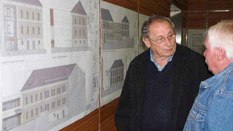 Bürger nutzten die Gelegenheit, sich über die Großprojekte in Iphofen und den Stadtteilen zu informieren und schauten sich unter anderem die Pläne für das neue Dienstleistungszentrum an. Foto: G. Bauer