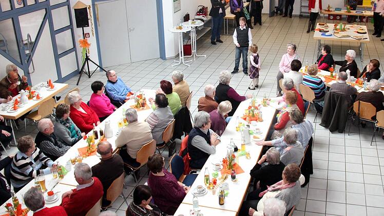 Gebannt lauschten die Senioren dem Gesang von Philipp Tietze. Foto: Johanna Blum