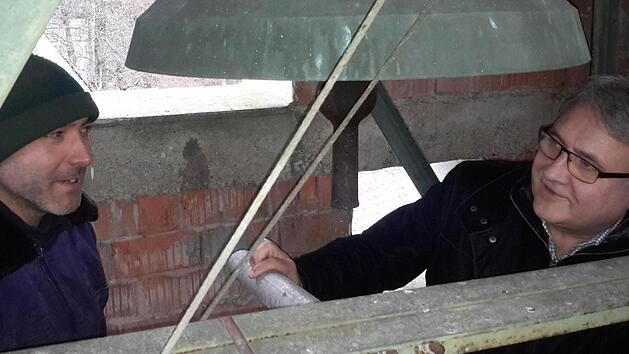 Arbeitsgespräch unter erschwerten Bedingungen: Pfarrer Gerd Kirchner (rechts) und Monteur Jochen Friedrich nehmen unter der engen Turmspitze die zum Teil marode Glockenanlage in Augenschein, um notwendige Maßnahmen exakt zu planen.Foto: Rolf Pralle