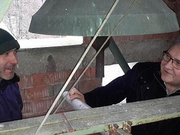 Arbeitsgespräch unter erschwerten Bedingungen: Pfarrer Gerd Kirchner (rechts) und Monteur Jochen Friedrich nehmen unter der engen Turmspitze die zum Teil marode Glockenanlage in Augenschein, um notwendige Maßnahmen exakt zu planen.Foto: Rolf Pralle