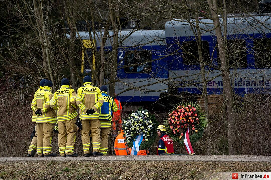 Feuerwehrleute stehen am 10.02.2016 an der Unfallstelle eines Zugunglücks in der Nähe von Bad Aibling (Bayern). Bei dem Unglück waren mindestens zehn Menschen getötet worden, es gab rund 80 Verletzte. Foto: Sven Hoppe/dpa