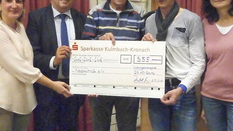 Mit der Spende von 555 Euro können wohl insgesamt 2000 Mittagessen für Kinder in Nepal bezahlt werden. Foto: privat/Nepalhilfe