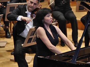 Luiza Borac, mehrfach ausgezeichnete Pianistin, spielte mit dem Staatsorchester Braunschweig im Rahmen des Ebracher Musiksommers in Bad Kissingen. Foto: Peter Klopf