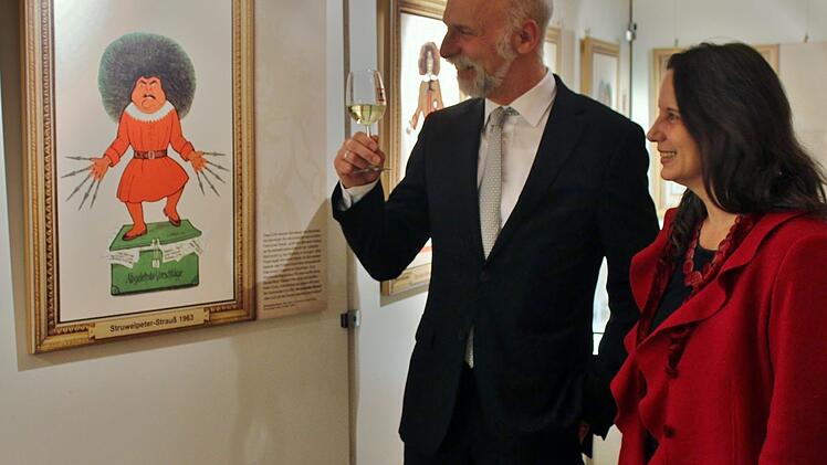 OB Kay Blaneknburg prostet dem Franz-Josef Strauß Struwwelpeter zu. Daneben Ausstellungskuratorin PD Dr. Simone Michel-von Dungern Werner Vogel