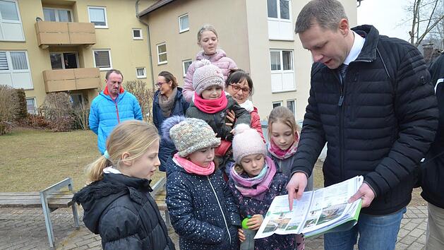 Die Kinder erkl&auml;ren B&uuml;rgermeister Marco Steiner, wie sie sich die Gestaltung des Platzes am Adam-vonPernau-Weg vorstellen. Rainer Lutz