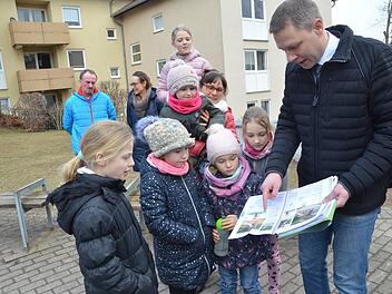 Die Kinder erklären Bürgermeister Marco Steiner, wie sie sich die Gestaltung des Platzes am Adam-vonPernau-Weg vorstellen. Rainer Lutz