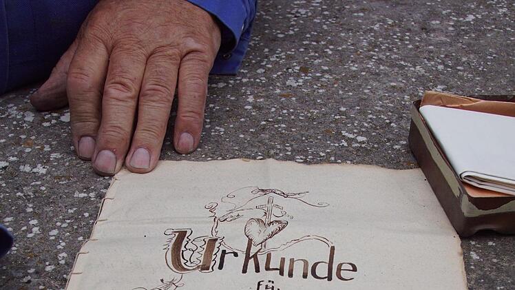 Viel "Aktuelles" von 1955 steht in der offiziellen Turmkugel-Urkunde von 1955, geschrieben vom damaligen Stettfelder Bürgermeister F. Waschenfelder, der Kunstmaler war.Sabine Weinbeer