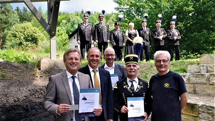 Die Prämierung nahm Roland Eichhorn (Zweiter, von links) vor. Mit im Bild (von links) Bürgermeister Rainer Detsch, Dietrich Förster (Naturpark Frankenwald), Gerwin Eidloth und Güther Scheler, beide Förderverein. Im Hintergrund eine Abordnung des Knappenvereins.
