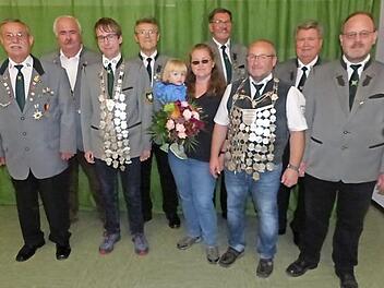 Mike Kramarczyk und Felix Kutnar regieren das Marktleugaster Schützenvolk. Unser Bild zeigt (von links) Schützenmeister Arnold Stäsche, Klaus Schott, Jungschützenkönig Felix Kutnar, 1. Schützenmeister Rainer Gilke, Regina Kramarczyk mit Sohn Luc, Schützenmeister Egon Barth, Schützenkönig Marc Kramarczyk, Ehrenvorsitzenden Manfred Huhs und Vorsitzenden Oliver Kutnar. Foto: Klaus-Peter Wulf