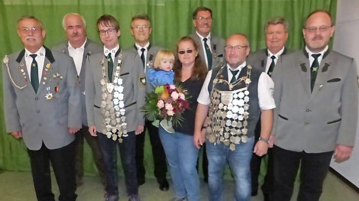 Mike Kramarczyk und Felix Kutnar regieren das Marktleugaster Schützenvolk. Unser Bild zeigt (von links) Schützenmeister Arnold Stäsche, Klaus Schott, Jungschützenkönig Felix Kutnar, 1. Schützenmeister Rainer Gilke, Regina Kramarczyk mit Sohn Luc, Schützenmeister Egon Barth, Schützenkönig Marc Kramarczyk, Ehrenvorsitzenden Manfred Huhs und Vorsitzenden Oliver Kutnar. Foto: Klaus-Peter Wulf