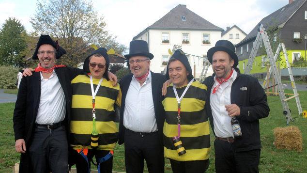 Das Kirchweihmontagskomitee und die Bienen.Susanne Deuerling