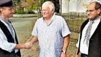 Zweiter Vorsitzender Daniel Schüler (links) und Floßmeister Gottfried Fischer (rechts) gratulierten.  Foto: Gerd Fleischmann