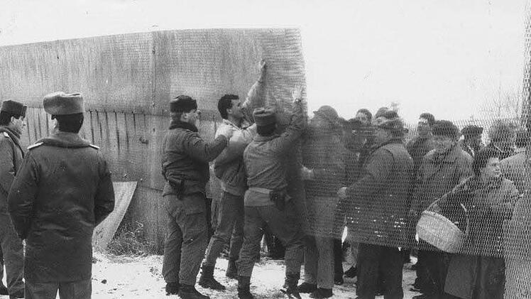 Bei Eckartshausen packten Menschen aus dem Westen und dem Osten gemeinsam an, um den Eisernen Vorhang zu überwinden.  Foto: FT/Archiv