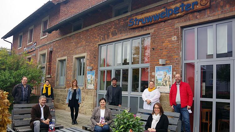 Vor dem neuen Eingangsbereich (von links): Uwe Koch, stellvertretender Landrat Gerhard Wunder, Architektin Dorothea Dietrich, stellvertretende "Struwwel"-Leiterin Kristina Fritz, Bürgermeisterin Angela Hofmann, "Struwwel"-Leiter Samuel Rauch, Mitarbeiterin Natascha Christmann, stellvertretende Jugendamts-Leiterin Dr. Susanne Krogull und Fördervereins-Vorsitzender Christian Kreuzer