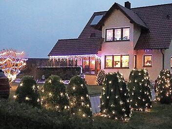 Das Anwesen von Andreas und Renate Vogt in Neuses am Raueneck ist zur Weihnachtszeit ein echter Hingucker.  Foto: Helmut Will