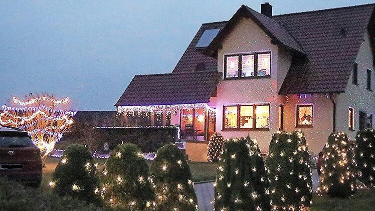 Das Anwesen von Andreas und Renate Vogt in Neuses am Raueneck ist zur Weihnachtszeit ein echter Hingucker.  Foto: Helmut Will