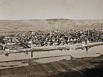 So sah Karlstadt mit der großen Stadtmauer am Main um 1900 aus. Das Bild ist aus der Sammlung Rudi Kalb. Repro: Alfred Dill